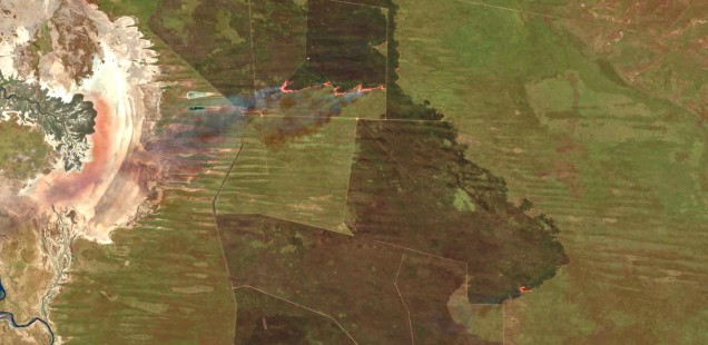 Ampliación de la imagen del 5 de Agosto donde se observan las llamas e incluso el humo del incendio. NASA/USGS.