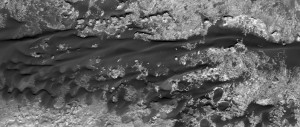 Dunas oscuras compuestas por granos de olivino y piroxenos. NASA/JPL/University of Arizona.