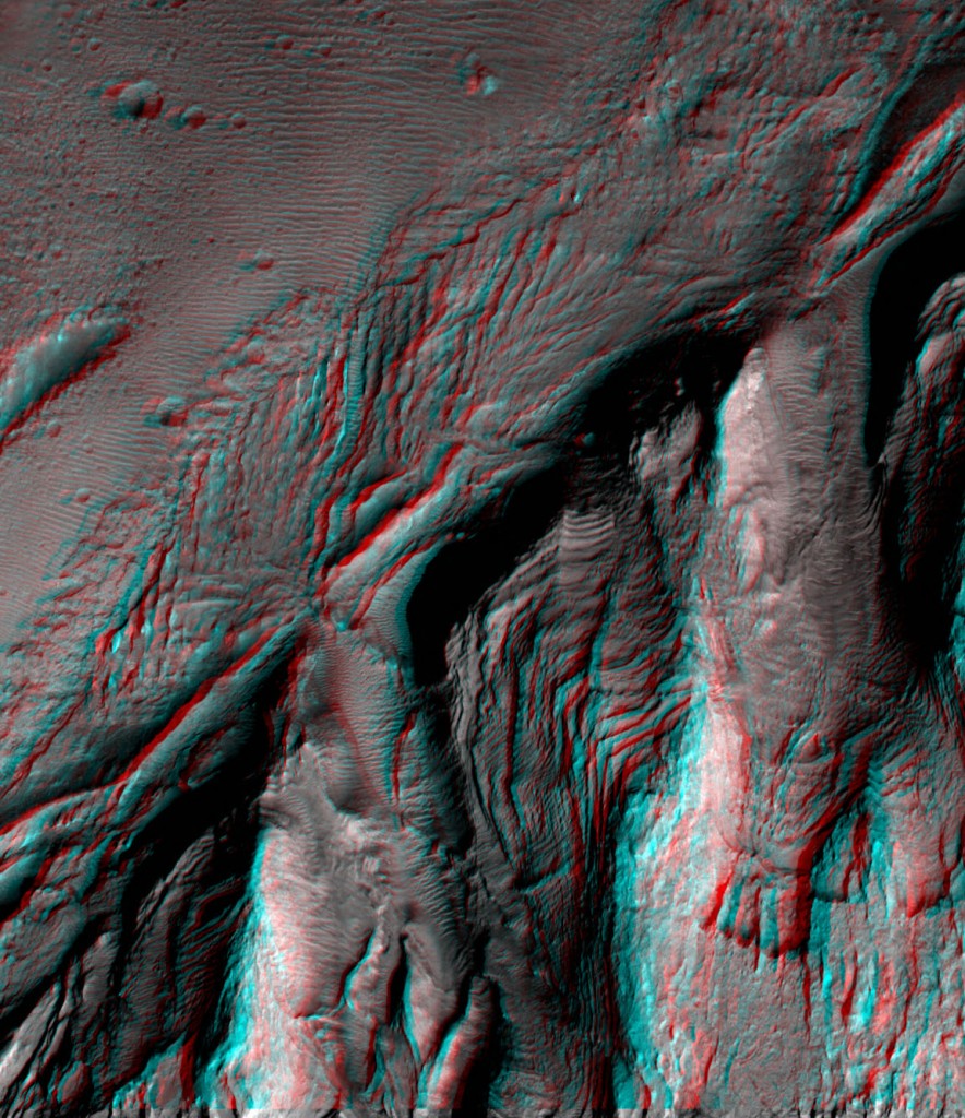 Corte en los estratos visible en la zona Sur de Aeolis Mons. NASA/JPL/UA.