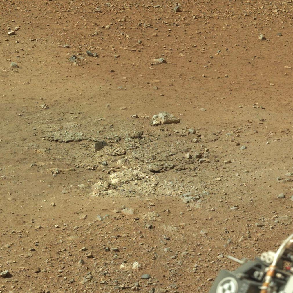 Afloramiento rocoso que ha quedado al descubierto por los propulsores. NASA/JPL-Caltech. Afloramiento rocoso que ha quedado al descubierto por los propulsores. NASA/JPL-Caltech.