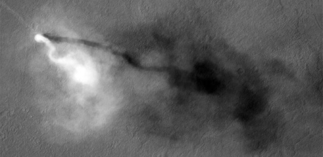 Tornado fotografiado por la Mars Reconaissance Orbiter. NASA/JPL/UA. Tornado fotografiado por la Mars Reconaissance Orbiter. NASA/JPL/UA.