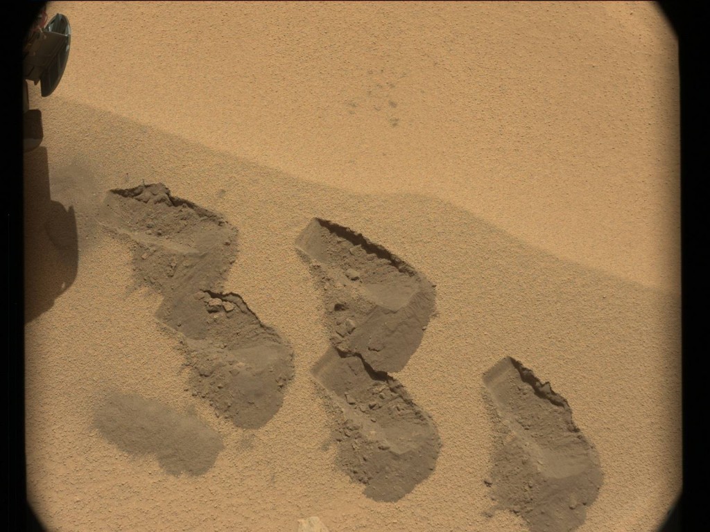 Imagen de la toma de muestras realizada en Rocknest por el Curiosity. NASA/JPL/MSSS.