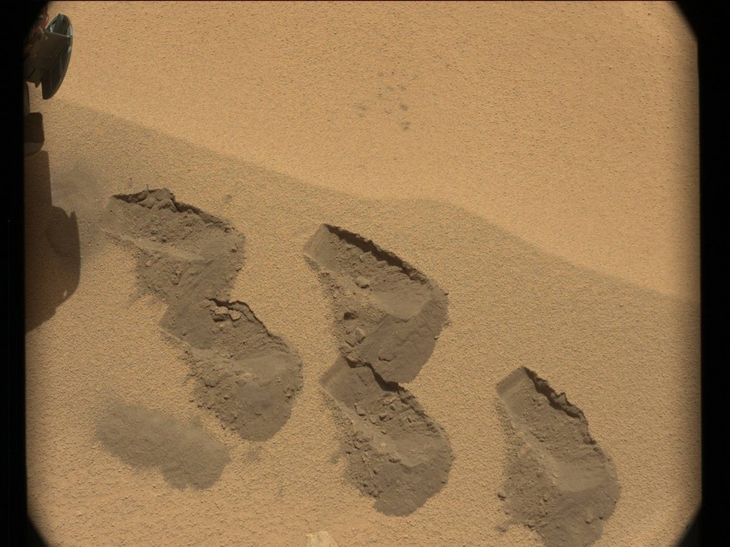 Imagen de la toma de muestras realizada en Rocknest por el Curiosity. NASA/JPL/MSSS. Imagen de la toma de muestras realizada en Rocknest por el Curiosity. NASA/JPL/MSSS.