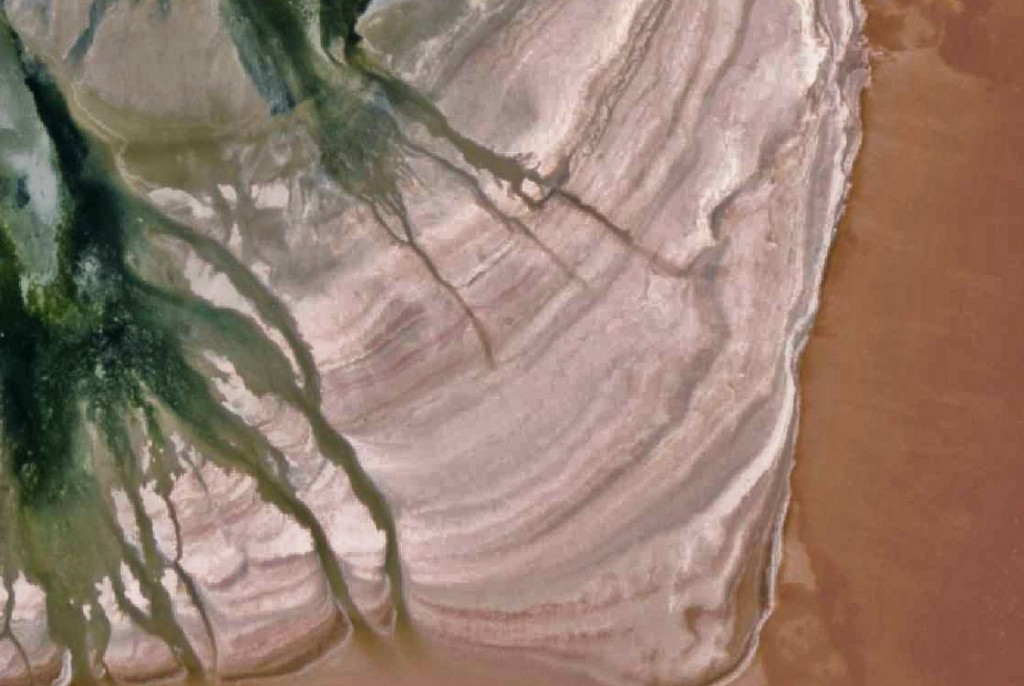 Capas sedimentarias más claras y oscuras que forman el delta en el 2009.