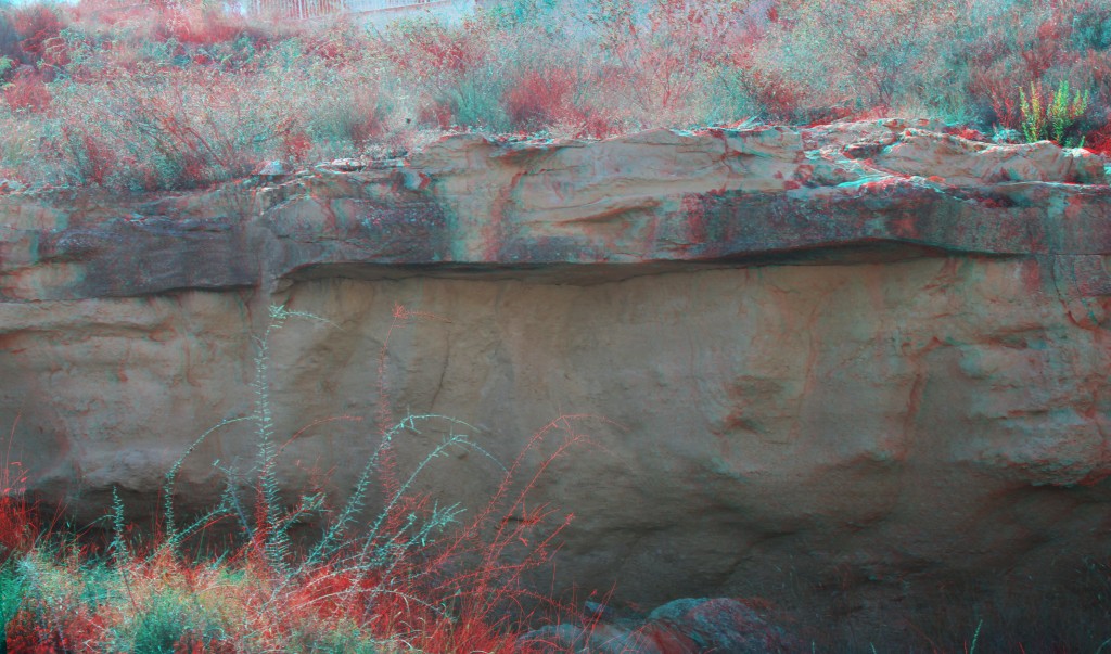 Contacto entre margas amarillas y areniscas. Se necesitan gafas rojas y azules para verlo bien.