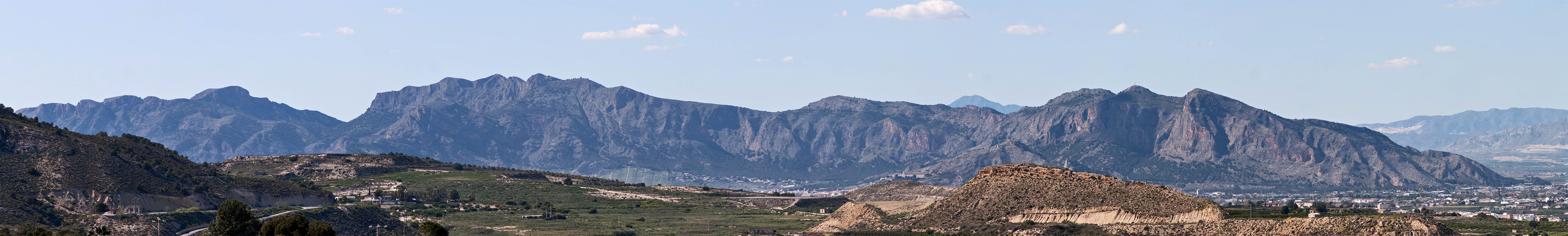 Vista de la Sierra de Orihuela desde el Embalse de la Pedrera.