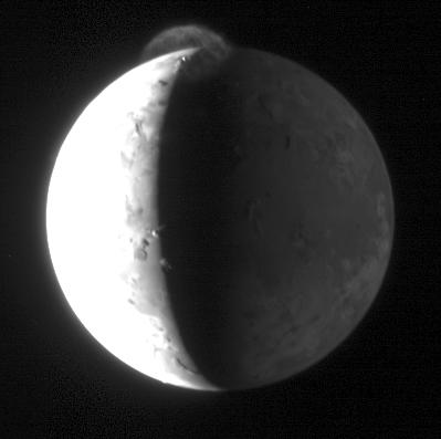 Ío, pillada en plena erupción por la New Horizons de camino a Plutón. NASA.