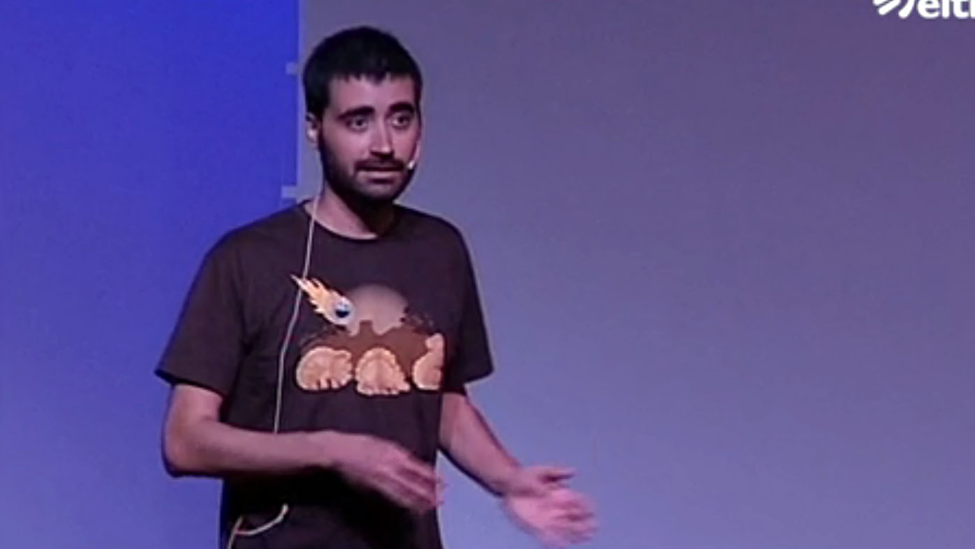 Dando una charla en Naukas 2014.