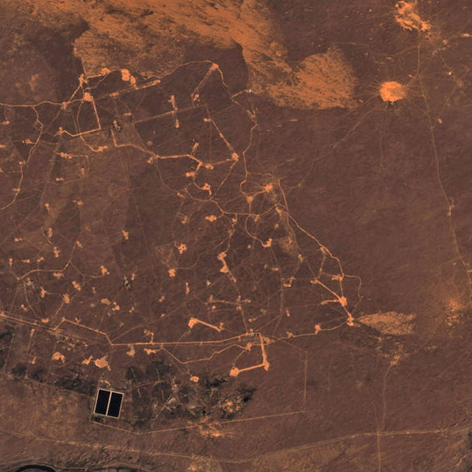 Campo petrolífero próximo al delta. Landsat/NASA.