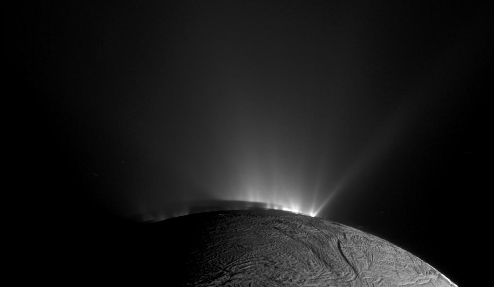 Los geiseres de Encelado, observados por la Cassini. NASA/JPL.