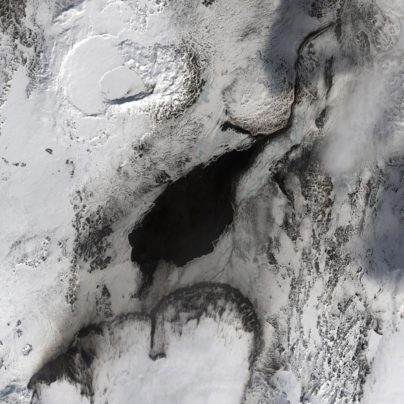 La zona de la erupción con mayor detalle, sacada de la imagen completa del Landsat 8. NASA/USGS.