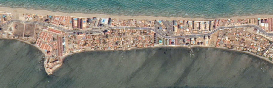 Encuentre usted el cordón arenoso entre tanta casa. NASA.