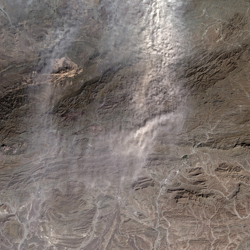 Estas tormentas de polvo pueden alcanzar alturas de casi 2 km. sobre la superficie y saltar las montañas para continuar, como en este caso. Landsat/NASA/USGS.