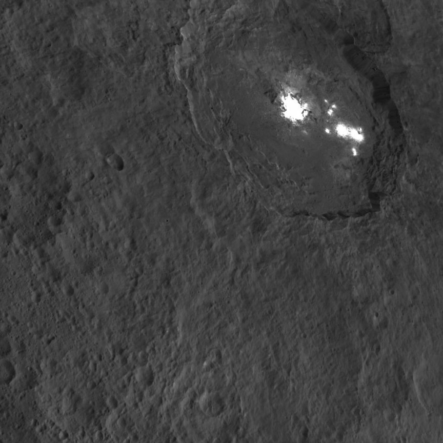 El crater Occator, visto por la Dawn desde 1470 kilómetros de altura el pasado 18 de Octubre. NASA/JPL-Caltech/UCLA/MPS/DLR/IDA.