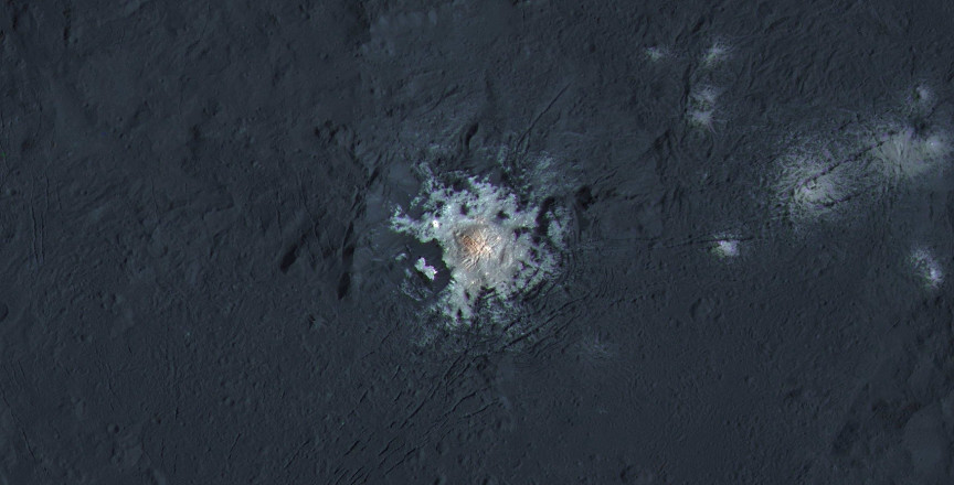 La nueva imagen del cráter Occator plantea nuevas cuestiones sobre el origen de las manchas de tonos claros. NASA/JPL-Caltech/UCLA/MPS/DLR/IDA/PSI/LPI.