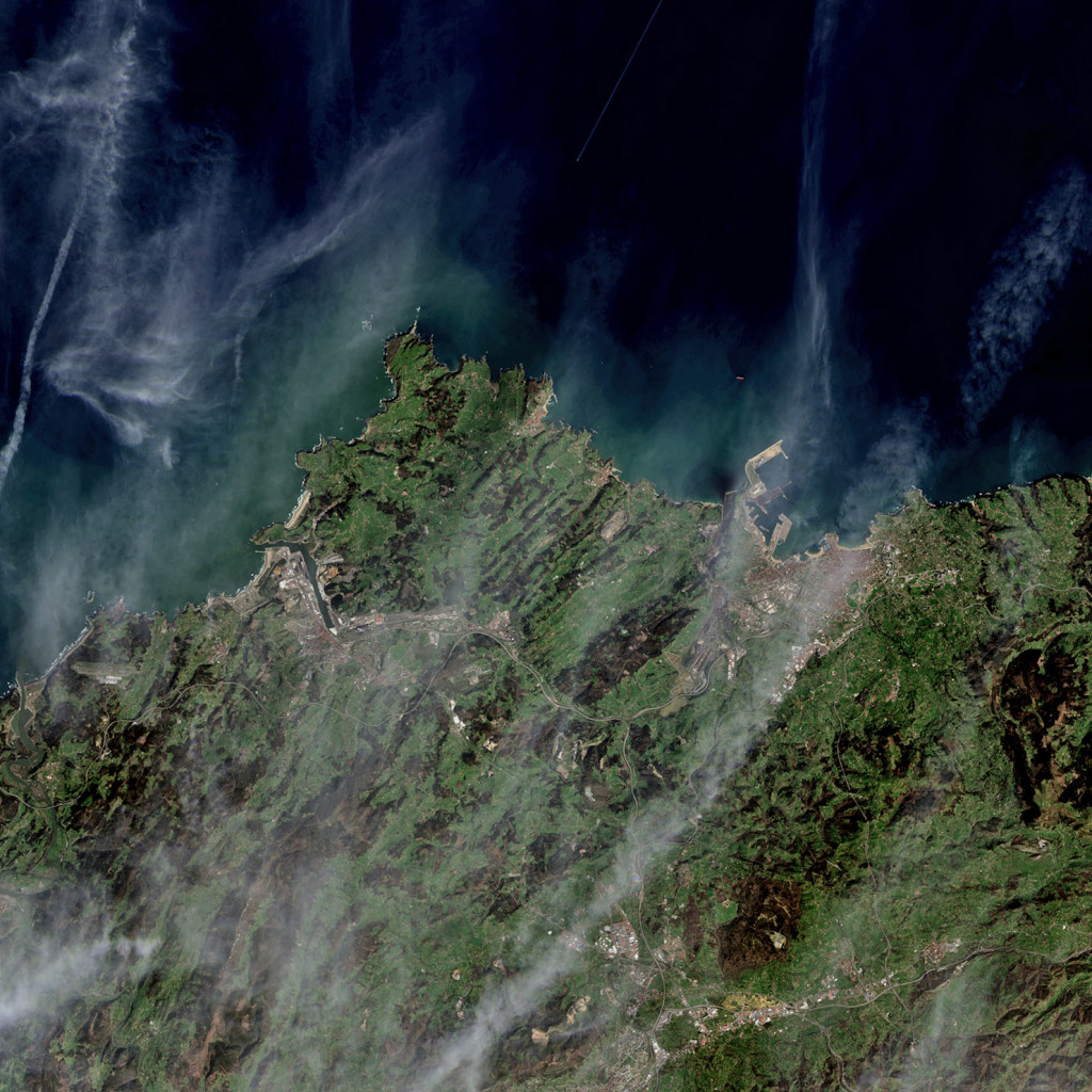 Las ciudades de Gijón y Avilés. NASA/USGS.