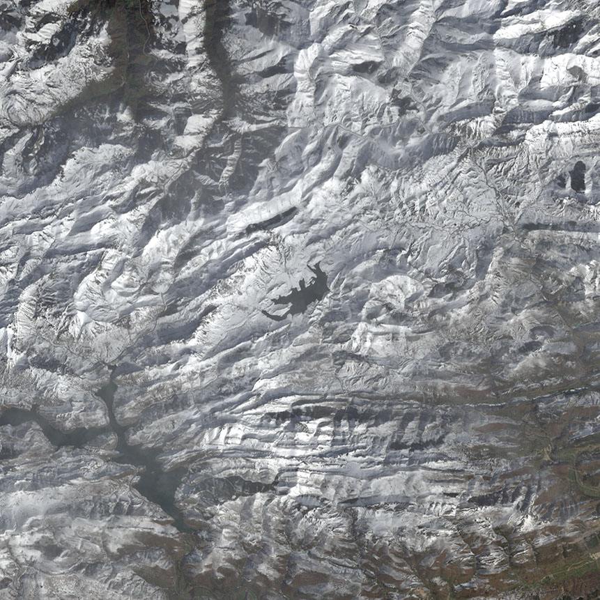 El embalse del Porma, rodeado de nieves. NASA/USGS.