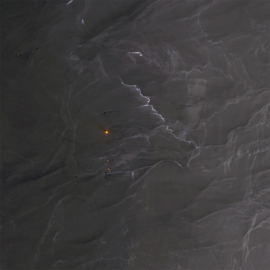 El típico fuego de las plataformas petrolíferas destaca mucho en las bandas térmicas del Landsat 8. NASA/USGS.