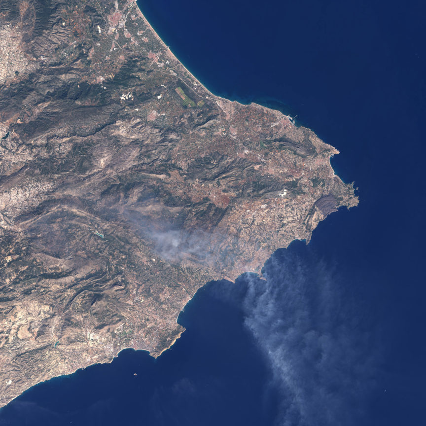 Imagen en color natural tomada ayer, día 6 por el Landsat 8. Se aprecia perfectamente la columna de humo del incendio de Bolulla. NASA/USGS.