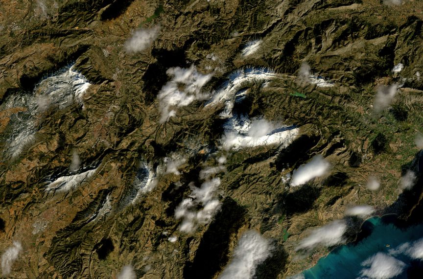 Detalle de la imagen anterior, donde se puede apreciar todavía nieve en las sierras del Norte de la provincia de Alicante. NASA/USGS.