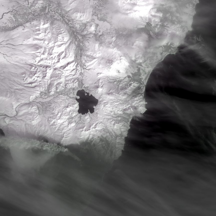 El Kambalny, en la parte inferior izquierda de la imagen, destaca por su columna de cenizas en esta imagen del Landsat 8. NASA/USGS.
